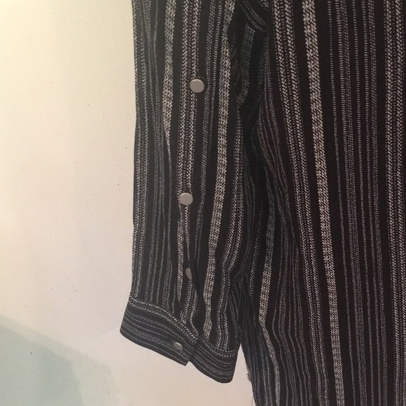 Jones New York Women’s Blouse NEW W-tags Size M Black ivory stripe button Down - Picture 7 of 8